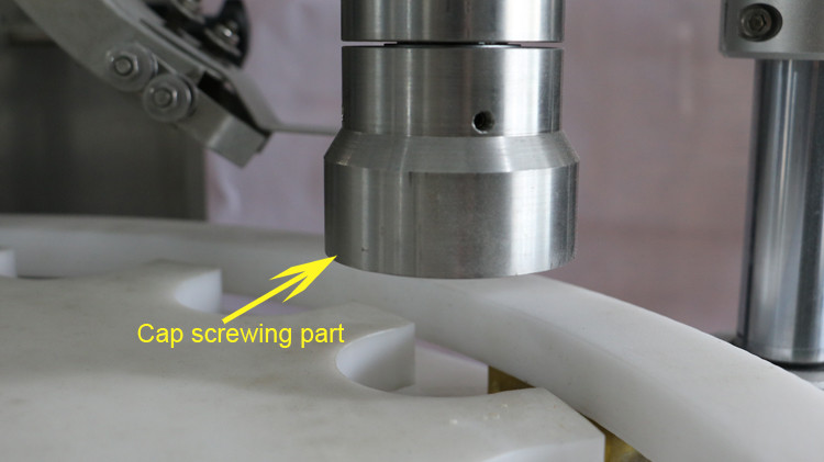 Mašina za punjenje okruglih boca od 500 ml s brtvljenjem kapica i zvjezdanim kotačem