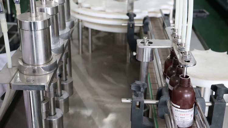 Mašina za punjenje okruglih boca od 500 ml s brtvljenjem kapica i zvjezdanim kotačem