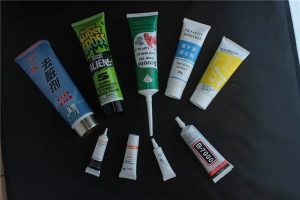 Uređaj za punjenje kozmetičkih cijevi s ultrazvučnom brtvom