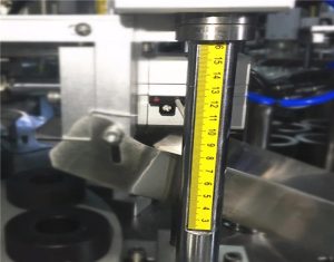 Uređaj za punjenje kozmetičkih cijevi s ultrazvučnom brtvom