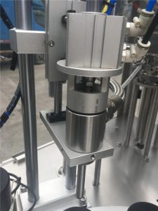 Uređaj za punjenje kozmetičkih cijevi s ultrazvučnom brtvom